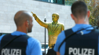 Βισμπάντεν: Αποσύρθηκε το χρυσό άγαλμα του Ερντογάν που δίχασε τη Γερμανία