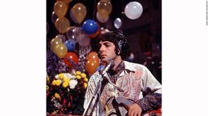Τον Ιούνιο του 1967, οι The Beatles προσκάλεσαν τον 22χρονο τότε Βρετανό φωτογράφο David Magnus να τραβήξει φωτογραφίες στα Abbey Road Studios που αργότερα έγιναν EMI Studios.