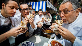 Φλωρεντία: Βαριά πρόστιμα στους τουρίστες που τρώνε... στο δρόμο