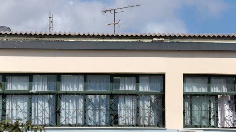 Καματερό: Αποκολλήθηκε τμήμα της στέγης από σχολείο, λόγω των θυελλωδών ανέμων