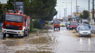 Κυκλώνας Ζορμπάς: Νεκρός οδηγός στο Βραχάτι που εγκλωβίστηκε από τα νερά