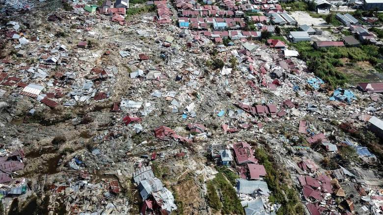 Εκατόμβες νεκρών στην Ινδονησία: Ξεπέρασαν τους 1.400 οι νεκροί από το σεισμό και το τσουνάμι