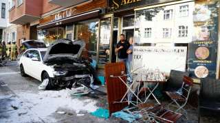 Οδηγός έπεσε με το αυτοκίνητό του σε καφέ του Βερολίνου