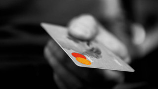 Χρεωστικές κάρτες: «Καμπανάκι» για ανέπαφες συναλλαγές αξίας έως 25 ευρώ