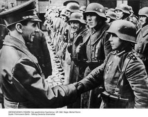 Η γέφυρα / Die Brücke, 1959. Η ταινία θεωρείται από πολλούς κριτικούς η πιο σημαντική ταινία της περιόδου και η πρώτη μεταπολεμική γερμανική ταινία που έλαβε παγκόσμια διανομή. Προβάλλοντας ωμά τη σκληρότητα και τον παραλογισμό του πολέμου, η ταινία περιγ