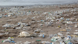 Πλαστικό μπουκάλι ξεβράστηκε σε παραλία μετά από 47 χρόνια και είναι… σαν καινούριο