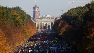 Λαοθάλασσα στο Βερολίνο στη διαδήλωση κατά του μίσους και του ρατσισμού