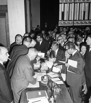 Οι μέτοχοι στην αίθουσα Γενικών Συνελεύσεων κατά τη διάρκεια ψηφοφορίας (1968).