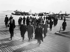 Στιγμιότυπο από την υποδοχή του Υπουργού Οικονομικών και Διοικητή της Τράπεζας της Ελλάδος Γεώργιου Μαντζαβίνου στο αεροδρόμιο της Αθήνας (1950).