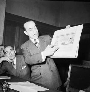 Ο Υπουργός Συντονισμού Σπυρίδων Μαρκεζίνης παρουσιάζει τα ομόλογα του πρώτου μεταπολεμικού εσωτερικού δανείου (1954).