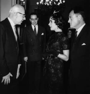 Ο Διοικητής της Τράπεζας της Ελλάδος Ξενοφών Ζολώτας και η Ελίζαμπεθ Τέιλορ σε δεξίωση που διοργανώθηκε προς τιμήν της (1958).