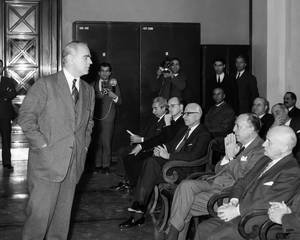 Ο Πρωθυπουργός Κωνσταντίνος Καραμανλής σε επίσκεψή του στην Τράπεζα της Ελλάδος, προκειμένου να παρακολουθήσει ειδική προβολή φωτεινών διαγραμμάτων των οικονομικών εξελίξεων της χώρας (1962).