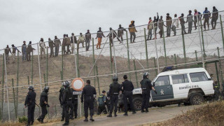 Ισπανία: Ένας νεκρός και 19 τραυματίες κατά την είσοδο 200 παράτυπων μεταναστών στη Μελίγια