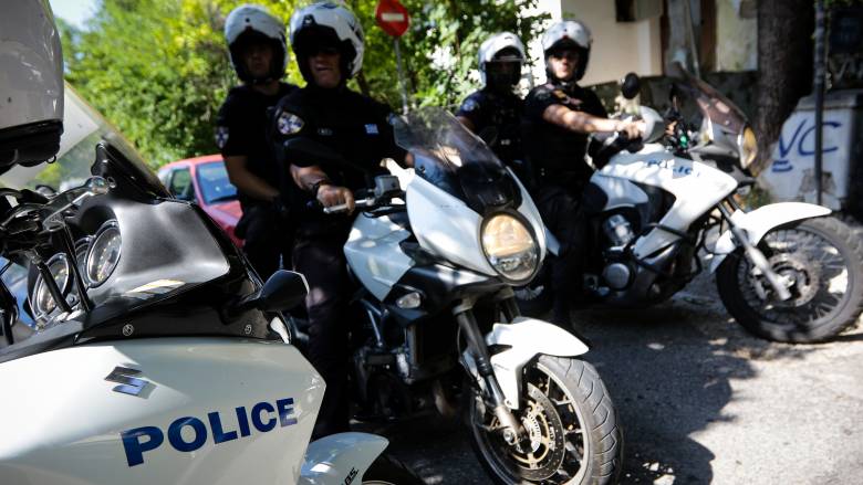 Καταδίωξη στην Αθηνών-Λαμίας: Σύλληψη ληστών που έσπαγαν παράθυρα αυτοκινήτων