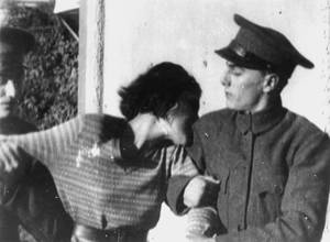 Κοινωνική σαπίλα (Ελλάδα, 1932) του Στέλιου Τατασόπουλου/ Ένας φοιτητής εγκαταλείπει τις σπουδές του λόγω οικονομικών δυσκολιών και προσλαμβάνεται ως ηθοποιός σε ένα θίασο, όπου ερωτεύεται την πρωταγωνίστρια. Όταν εκείνη ενδίδει σε ένα βιομήχανο, απογοητε