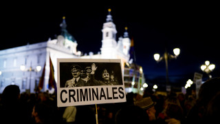 Χιλιάδες διαδηλωτές λένε «όχι» στη μεταφορά των λειψάνων του δικτάτορα Φράνκο