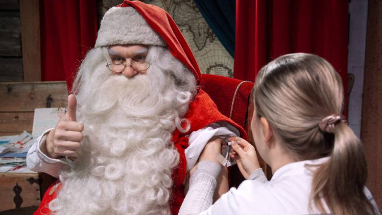 Χριστούγεννα 2018: Ο Άγιος Βασίλης έκανε αντιγριπικό εμβόλιο και ξεκίνησε τις προσλήψεις ξωτικών!