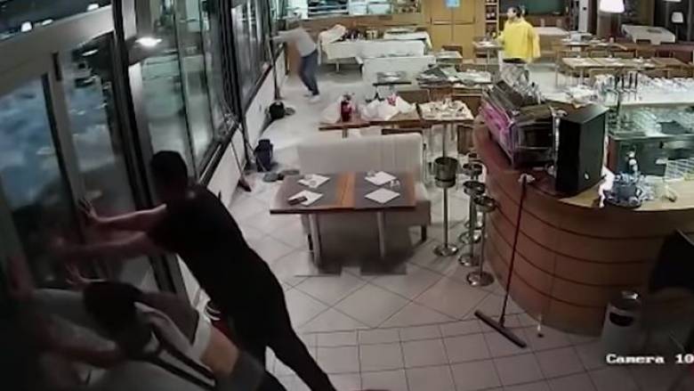 Βίντεο: Κύμα «σαρώνει» εστιατόριο της Γένοβας