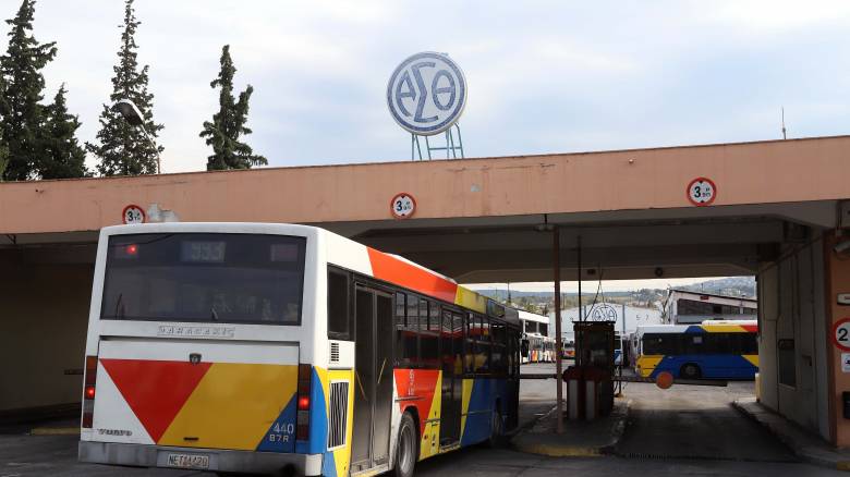 Θεσσαλονίκη: Λεωφορείο του ΟΑΣΘ έπεσε πάνω σε σταθμευμένα αυτοκίνητα