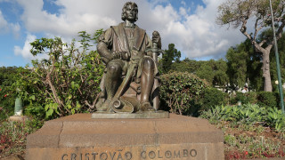Αποκαθήλωσαν το άγαλμα του Χριστόφορου Κολόμβου στο Λος Άντζελες προκαλώντας αντιδράσεις