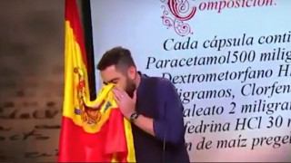 Ισπανός κωμικός διώκεται επειδή φύσηξε τη μύτη του με τη σημαία