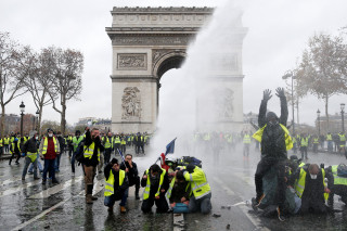 Γαλλία: 89.000 αστυνομικοί το Σάββατο για τα «κίτρινα γιλέκα» - Κλειστά μουσεία και καταστήματα
