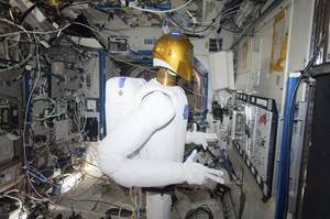 Το διαστημικό ρομπότ Robonaut 2, εμφανίζεται στα εργαστήρια του διαστημικού σταθμού, και είναι το πρώτο ανθρωποείδες ρομπότ που έχει σχεδιαστεί για να πάει στο διάστημα.