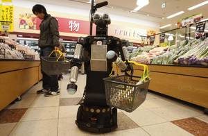 Το ρομπότ Robovie II, περιφέρεται σε ένα μανάβικο του Κιότο. Είναι μέλος ενός πειράματος  της ιαπωνικής εταιρεία ATR, το οποίο έχει ως στόχο να βοηθάει τους ηλικιωμένους στα ψώνια τους.