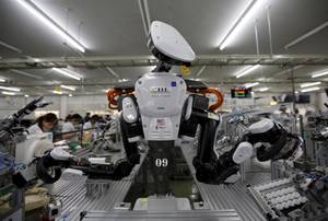 Το ανθρωποειδές εργάζεται στον τομέα αυτόματης παραγωγής του εργοστασίου Glory Ltd, στην πόλη Κάζο, στο Τόκιο. Οι ιαπωνικές εταιρείες αναδιατάσσουν τις δαπάνες για τη ρομποτική και τον αυτοματισμό, και ανταποκρίνεται επιτέλους στις προσπάθειες πρωθυπουργό