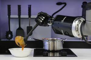 Ένα ρομπότ-μάγειρας δημιουργήθηκε από την εταιρεία Moley Robotics, το οποίο μαγειρεύει μια καβουρόσουπα, στα εργαστήρια της εταιρείας στο Αννόβερο.
