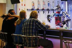 Το ανθρωποειδές ρομπότ Καρλ, είναι μπάρμαν και στην φωτογραφία, φαίνεται να προσφέρει ποτά στους επισκέπτες του «Robots Bar and Lounge», σε πόλη της ανατολικής Γερμανίας. Ο Καρλ κατασκευάστηκε από τον μηχανικό Μπεν Σέφερ (Ben Schaefer), ο οποίος διευθύνει