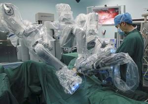 Ένας γιατρός χειρουργεί έναν ασθενή, με τη βοήθεια ενός ρομπότ, στο Χεφέι, του Ανχούι. Η τεχνολογία είναι ένας σημαντικός παράγοντας στα ερευνητικά κέντρα και τα νοσοκομεία του Πεκίνο.