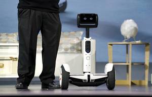 Ένα ρομπότ, μέσο μεταφοράς παρουσιάστηκε στη σκηνή κατά τη διάρκεια της ομιλία της εκπροσώπου Intel στο «Consumer Electronics Show» του Λας Βέγκας.