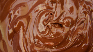 «Γλυκό» ατύχημα στη Γερμανία: Πλημμύρισε δρόμος με υγρή σοκολάτα