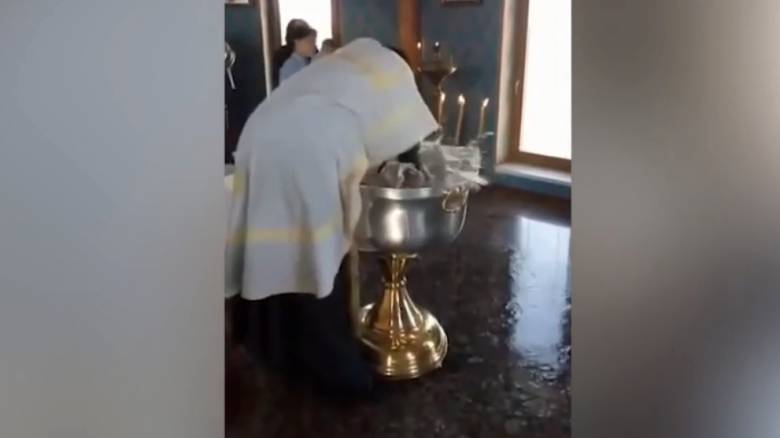 Οργή στη Ρωσία: Ιερέας κακοποιεί κοριτσάκι την ώρα της βάφτισης για να βγει ο Σατανάς από μέσα του