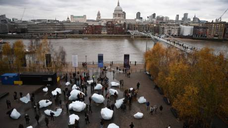 «Ice Watch»: Πάγοι απ' τη Γροιλανδία λιώνουν στο Λονδίνο