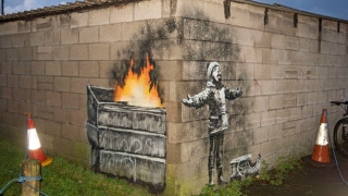 Ο Banksy επιστρέφει: Το καινούργιο γκράφιτι του καλλιτέχνη- φάντασμα έχει πολιτικό μήνυμα