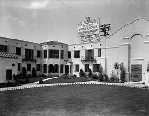 Από το 1926 έως και τo 1940, τα Walt Disney Studios στεγάζονταν στο νούμερο 2719 της Hyperion Avenue στο Λος Άντζελες.