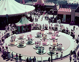 Το Mad Tea Party στη Disneyland από τότε μέχρι σήμερα παραμένει εμβληματικό.