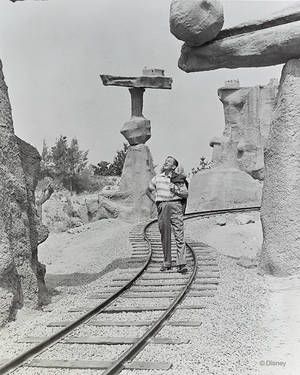 1957. Ο Γουόλτ Ντίσνεϊ κάνει βόλτα σε μία από τις βραχώδη attractions της Disneyland.