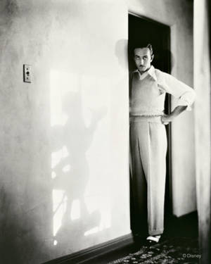 1935. Ο Ντίσνεϊ με τη σκιά του ήρωα που τον καθιέρωσε. Τον Μίκι Μάους.