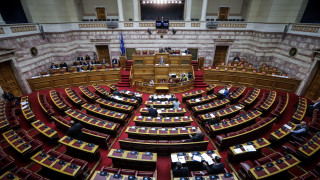 Βουλή: Με αποχώρηση απείλησε η αντιπολίτευση μετά το «τσουνάμι» τροπολογιών