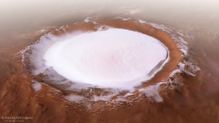 Χιόνια και στο Διάστημα: Εντυπωσιακή εικόνα από αρειανό κρατήρα