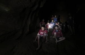 Ολόκληρος ο πλανήτης παρακολουθούσε με κομμένη την ανάσα την επιχείρηση διάσωσης των 12 αγοριών και του προπονητή τους, που είχαν εγκλωβιστεί από τις 23 Ιουνίου σε μια δαιδαλώδη σπηλιά στη βόρεια Ταϊλάνδη. Αυτή ήταν μια από τις πρώτες φωτογραφίες που δόθη