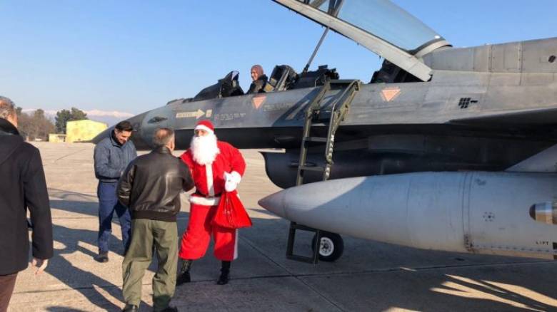 Με αεροσκάφος της Πολεμικής Αεροπορίας προσγειώθηκε ο... Άγιος Βασίλης στη Λάρισα
