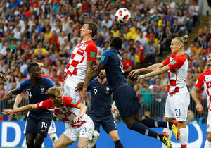 Ο Μάριο Μάντζουκιτς, ο άνθρωπος που με το γκολ του στον ημιτελικό κόντρα στην Αγγλία έστειλε τους Κροάτες στον τελικό, πετυχαίνει το πρώτο αυτογκόλ στην ιστορία των τελικών του Μουντιάλ.
