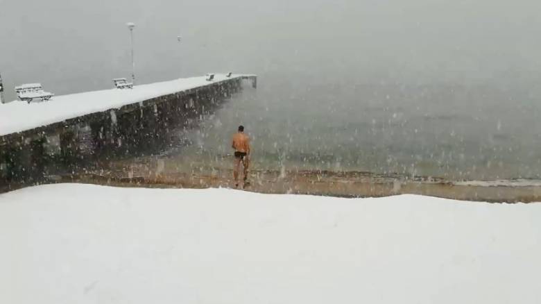Θαρραλέος κολυμβητής βούτηξε... στα παγωμένα νερά της Χαλκιδικής