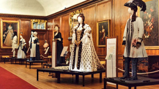 Τα κοστούμια της Σάντι Πάουελ για το «The Favourite» εκτίθενται στο Kensington Palace