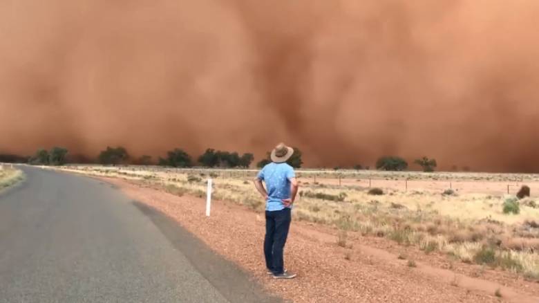 Βίντεο: Πελώριο σύννεφο σκόνης «καταπίνει» ζευγάρι στην Αυστραλία