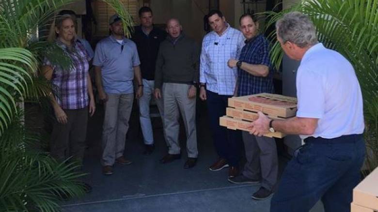 Ο Τζορτζ Μπους πρόσφερε πίτσες στους απλήρωτους άνδρες της ασφάλειάς του
